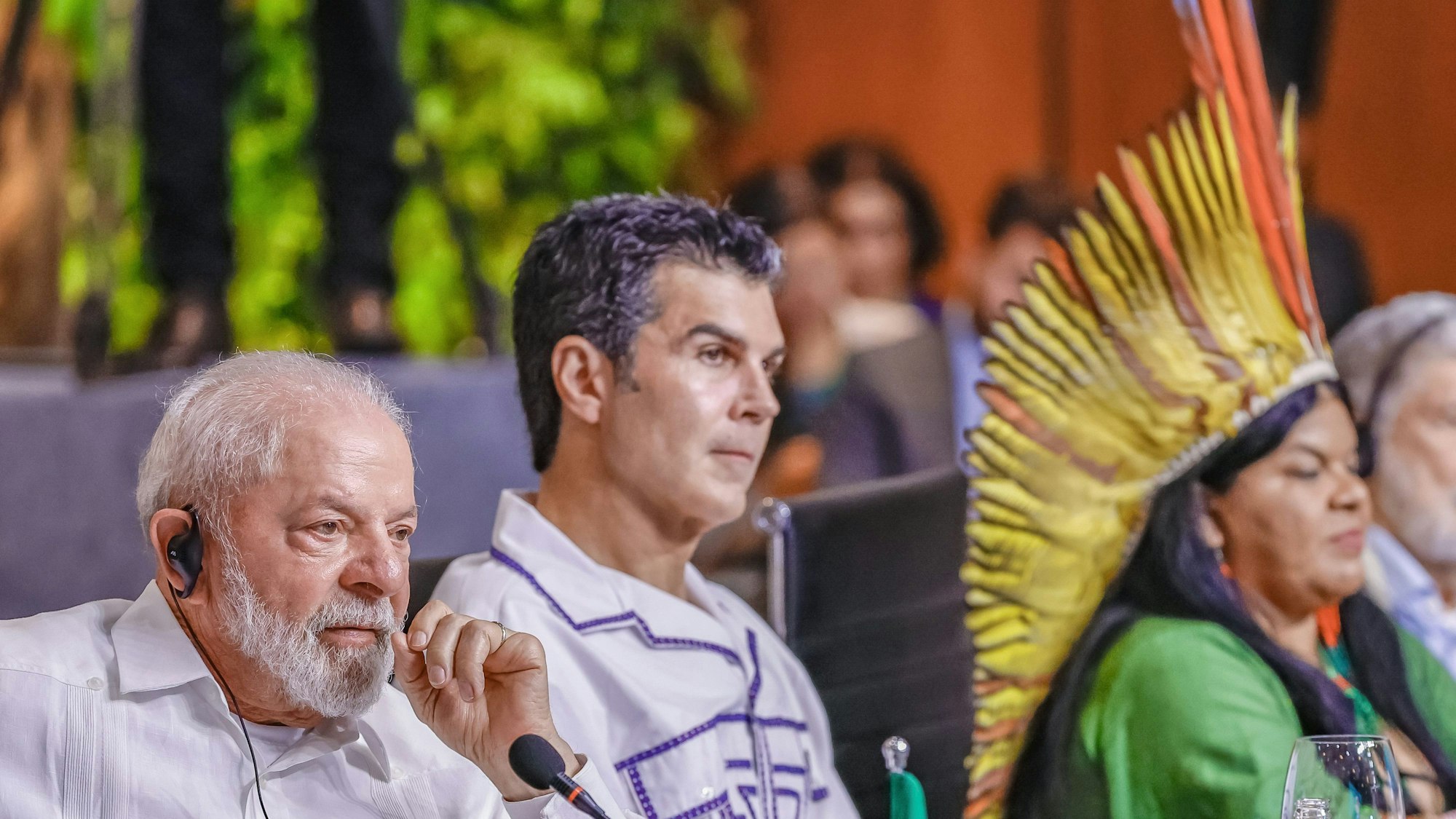 Luiz Inacio Lula da Silva (l-r), Präsident von Brasilien, Helder Barbalho, Gouverneur des brasilianischen Bundesstaates Para, und Sonia Guajajara, Ministerin für indigene Völker von Brasilien, nahmen am Amazonasgipfel teil.