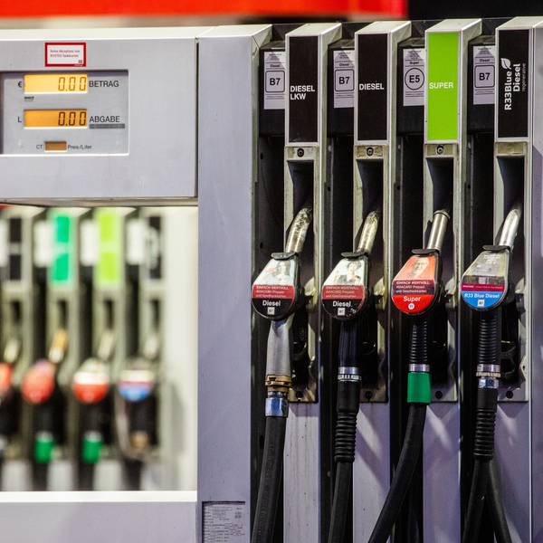 Blick auf mehrere Zapfsäulen einer Tankstelle.