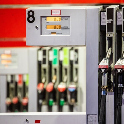 Blick auf mehrere Zapfsäulen einer Tankstelle.