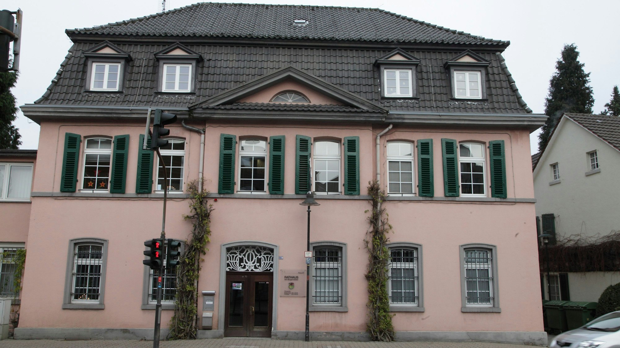 Die Debatte über die gestiegenen Personalkosten der Stadt Rösrath geht weiter - bei Bürgermeisterin Bondina Schulze im Rathaus (Foto) wie auch im Stadtrat.