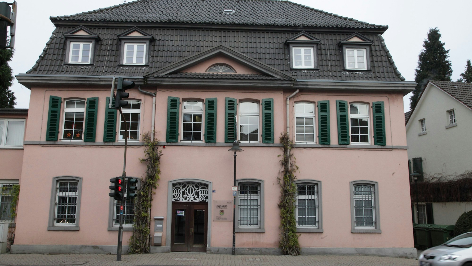 Die Rösrather Kommunalpolitik - hier das Rathaus - bleibt in Bewegung. Nach dem Fraktionsaustritt von Ratsherr Tom Höhne ist die FDP-Fraktion im Stadtrat nur noch dreiköpfig.