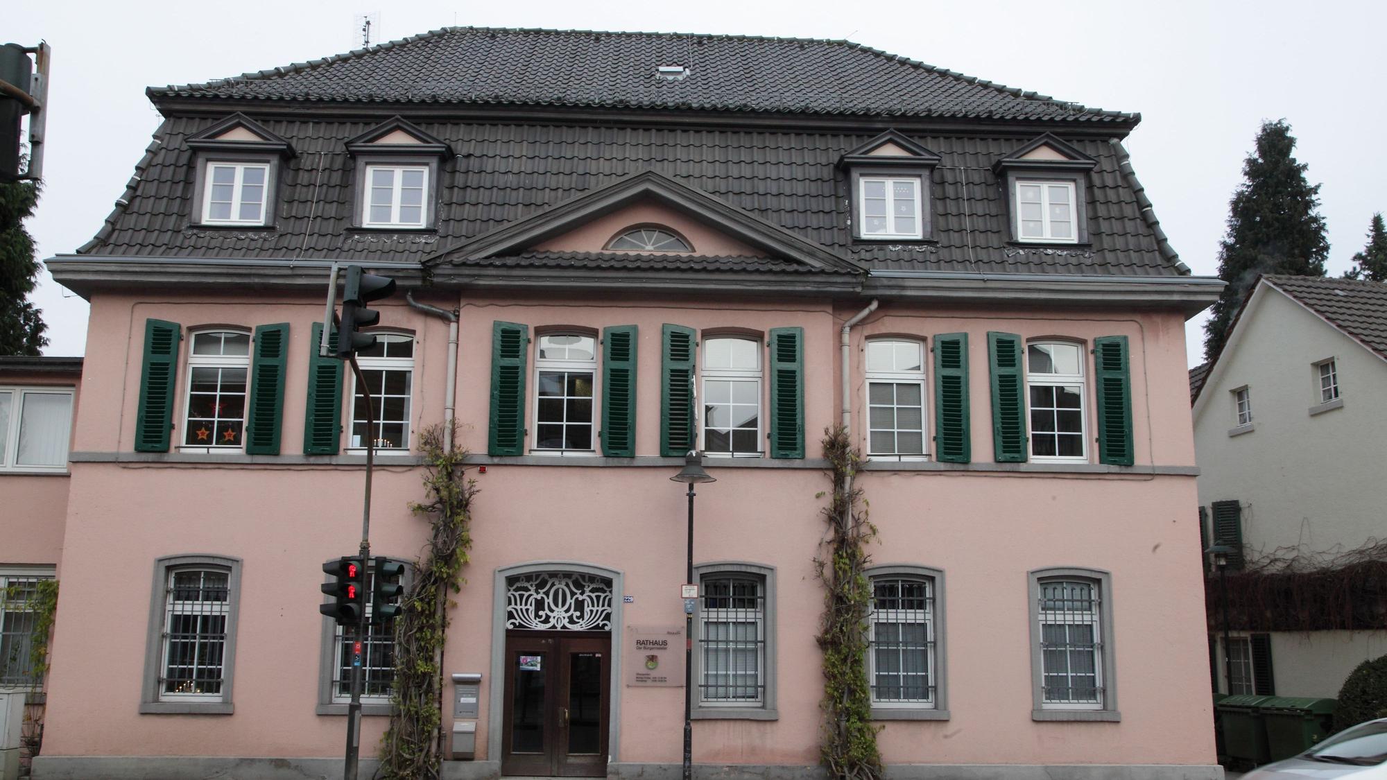Vor dem Rathaus in Hoffnungsthal steht eine Ampel.