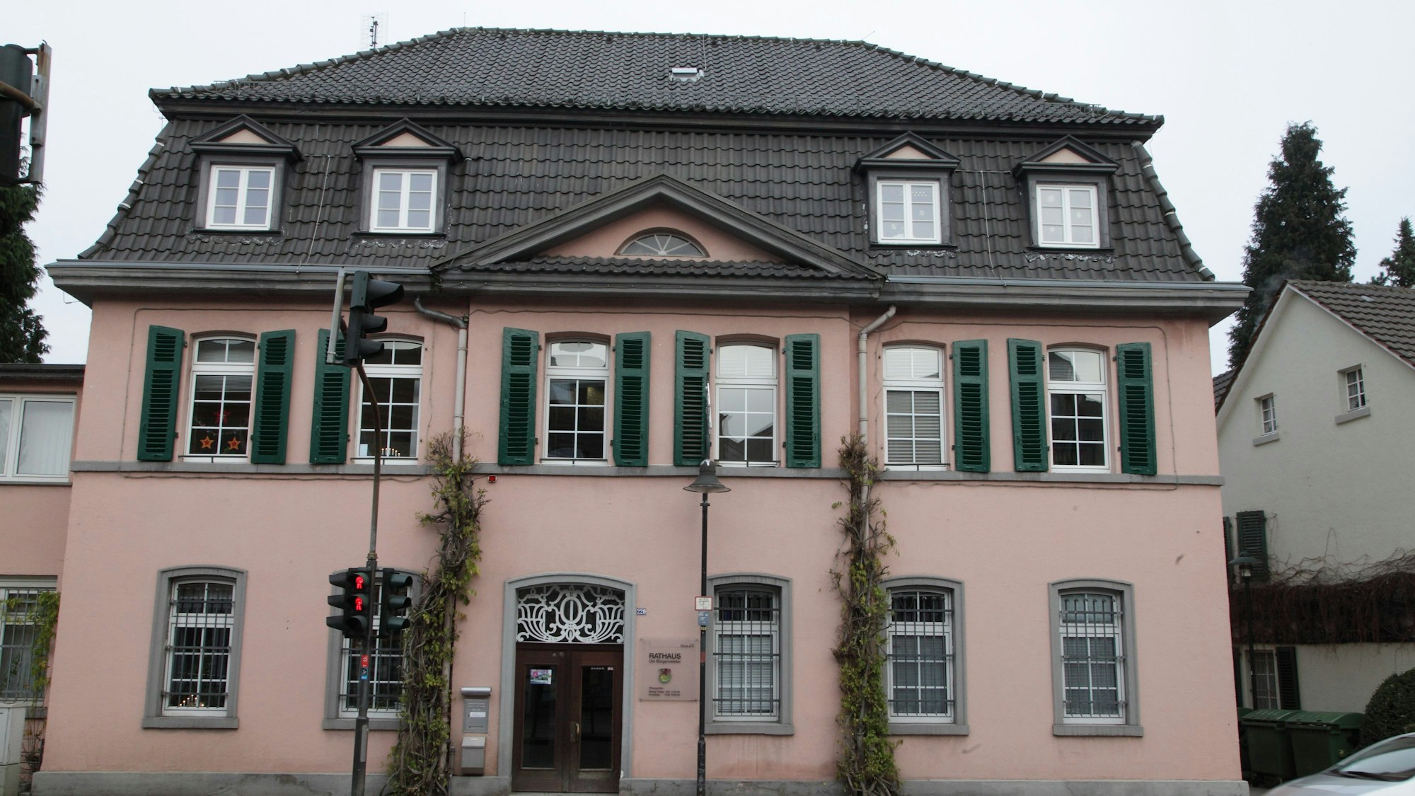 Vor dem Rathaus in Hoffnungsthal steht eine Ampel.
