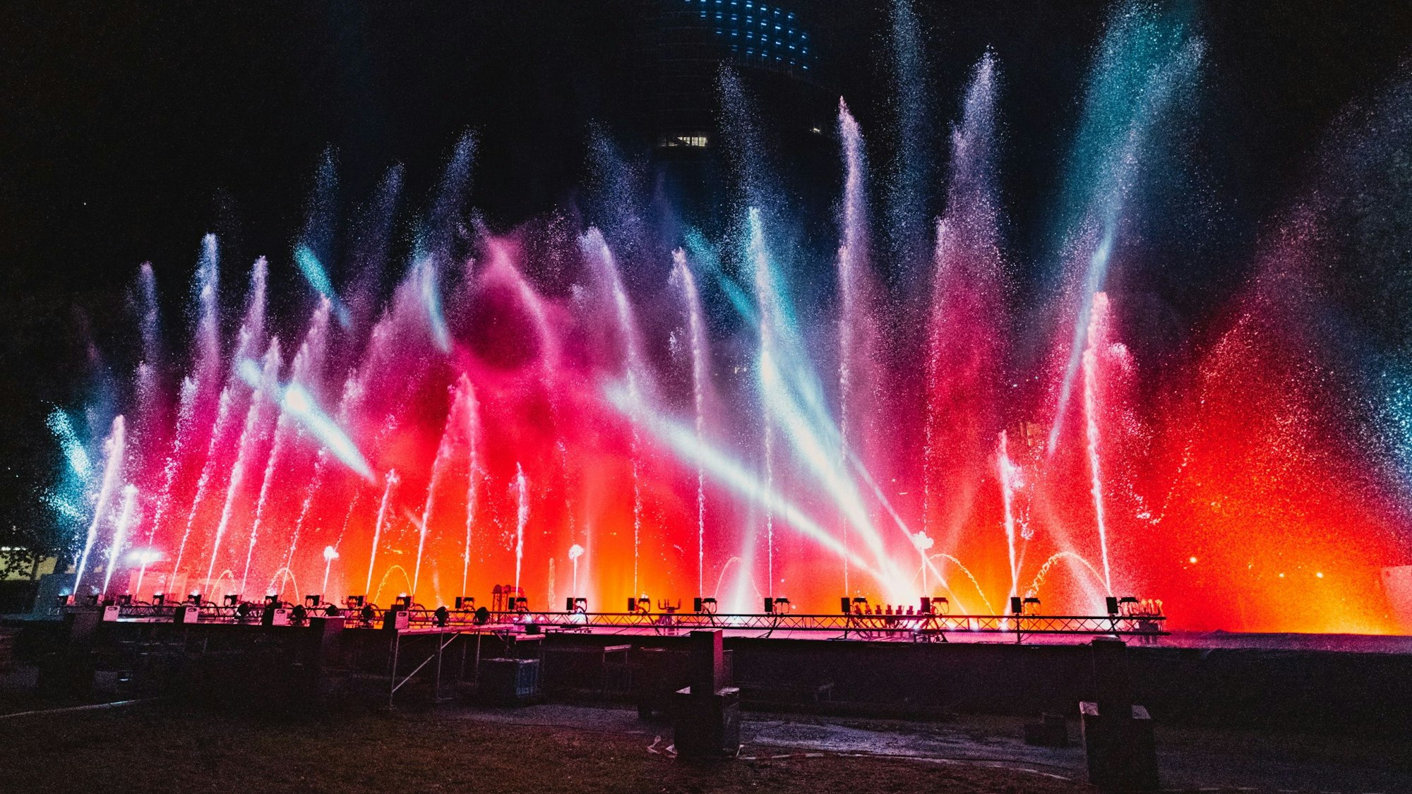 Eine Installation aus Licht, Musik und Wasser wird auf einer Brücke im Rahmen des Events Klangwelle dargestellt.