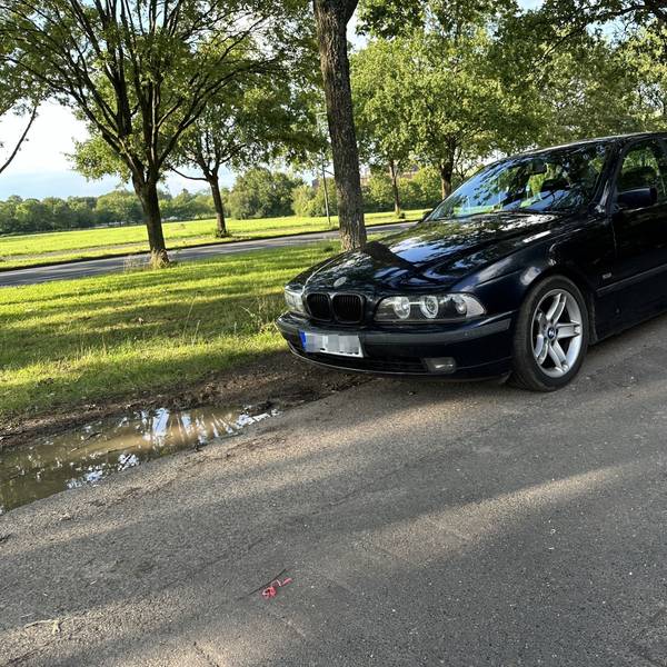 Ein BMW steht am Straßenrand.