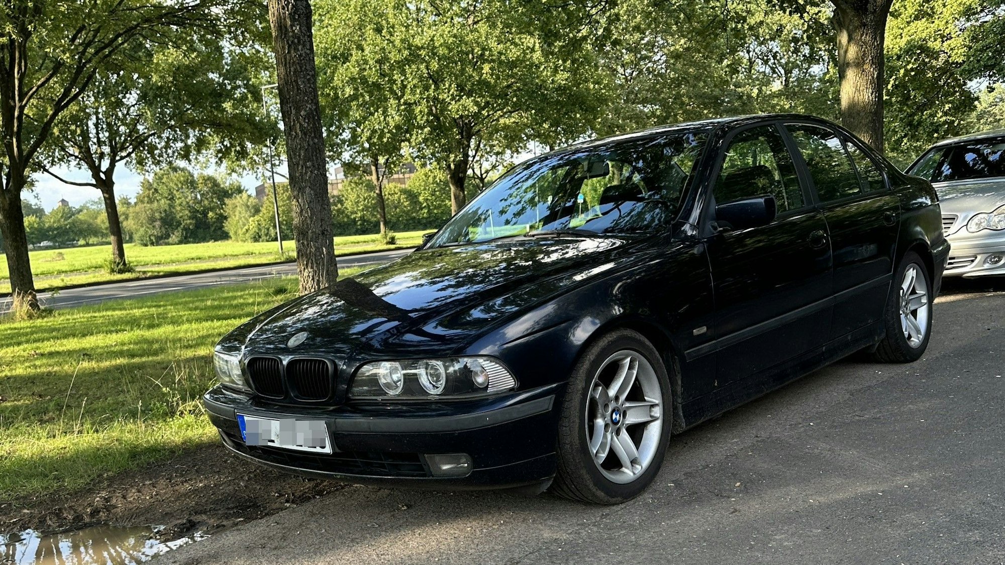 Ein BMW steht am Straßenrand.