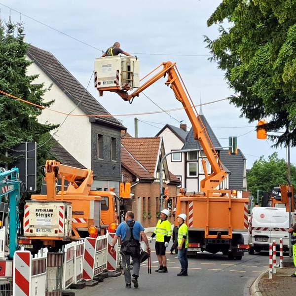 Bauarbeiter arbeiten auf der teilweise gesperrten Bensberger Straße (L 136) in Overath-Heiligenhaus.