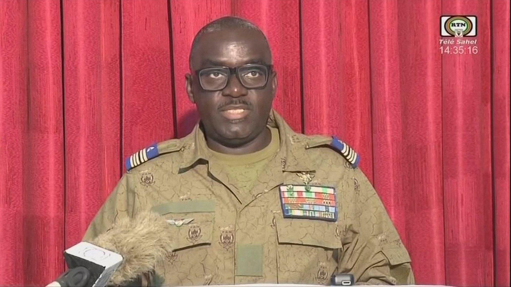 Oberst Amadou Abdramane, ein Mitglied des CNSP (Conseil national pour la sauvegarde de la patrie), bei der Verlesung einer Erklärung im nationalen Fernsehen.