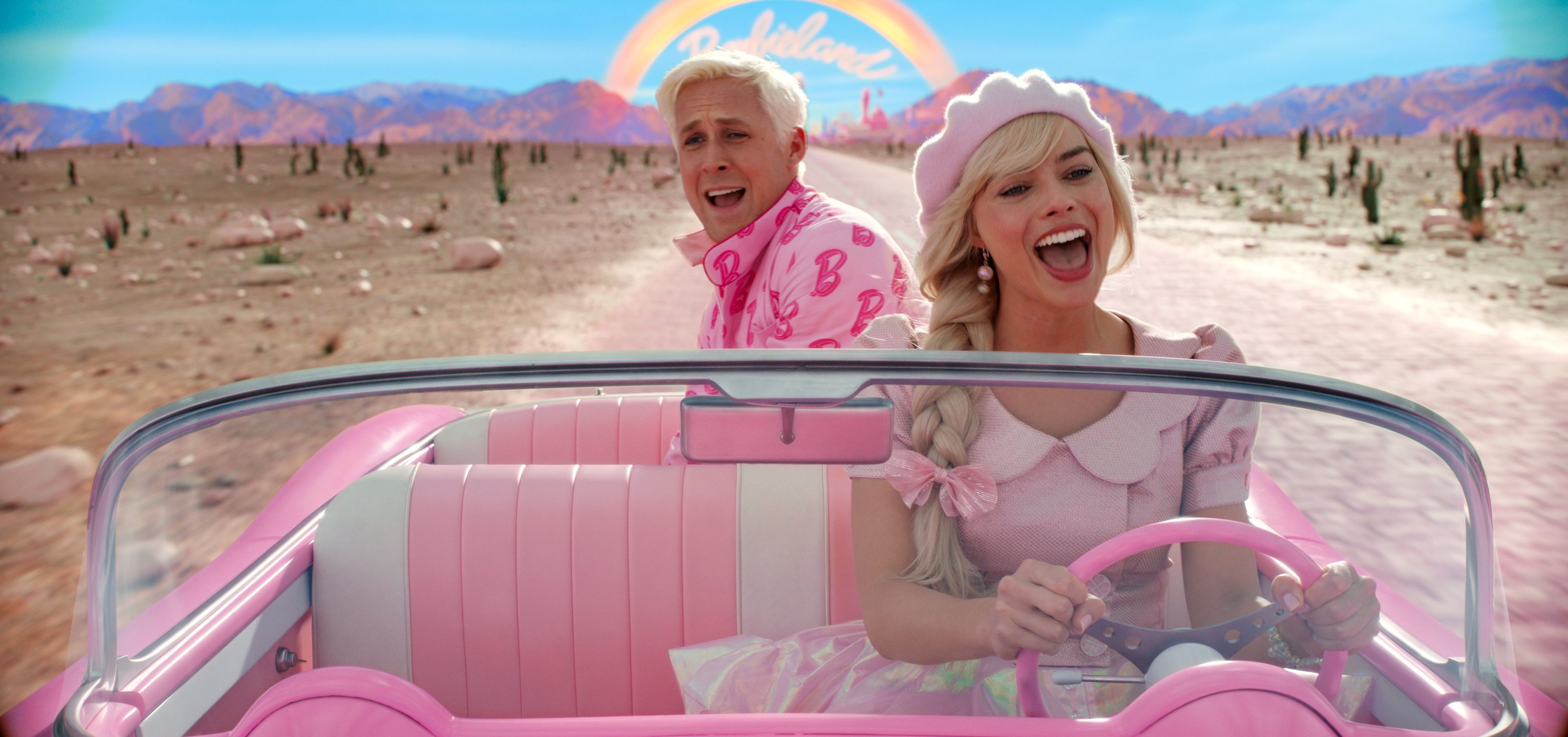 Ryan Gosling als Ken und Margot Robbie als Barbie singen in einem Auto in einer Szene der Films „Barbie“.