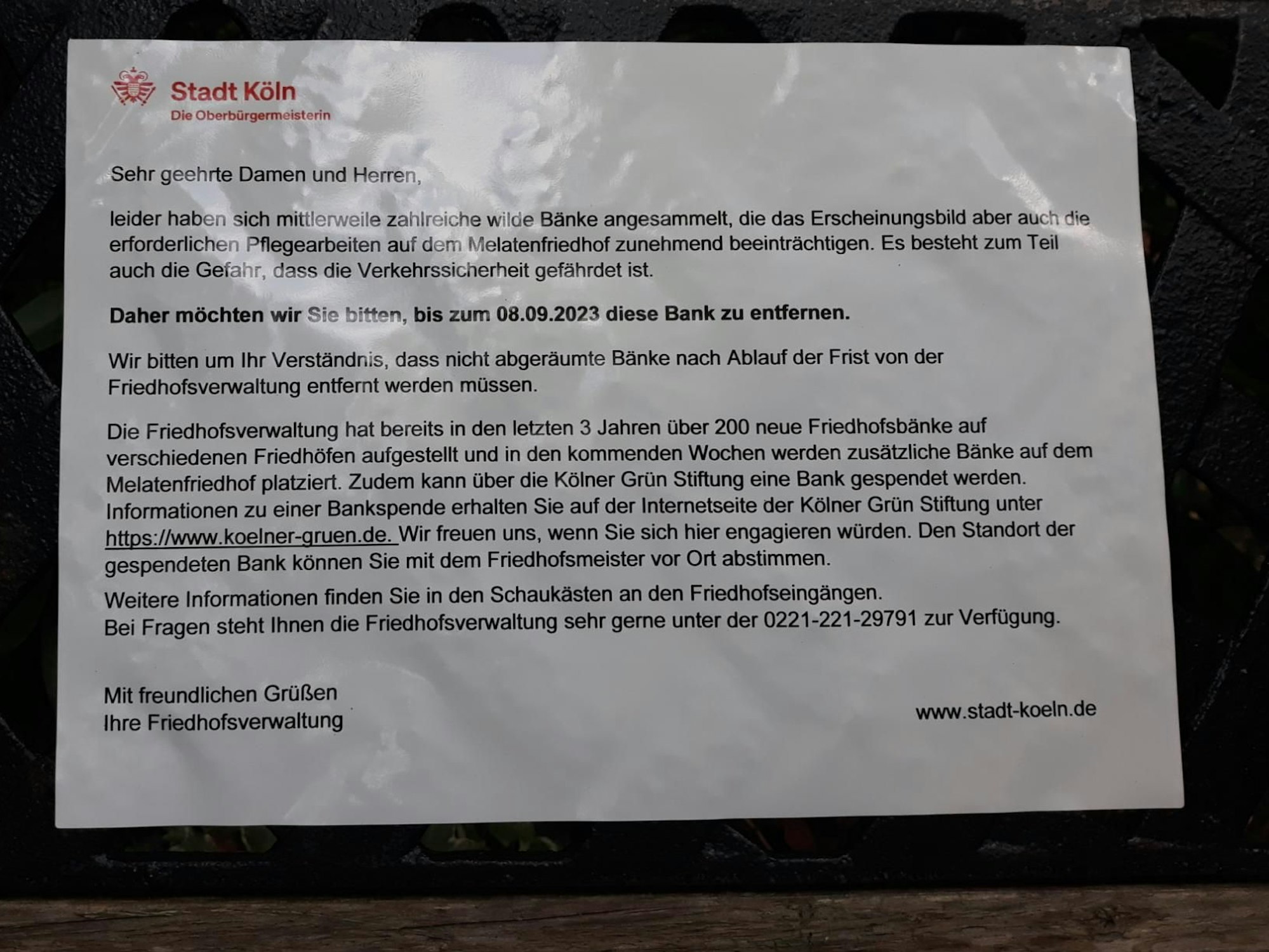 Schild auf einer privaten Bank auf dem Melatenfriedhof.