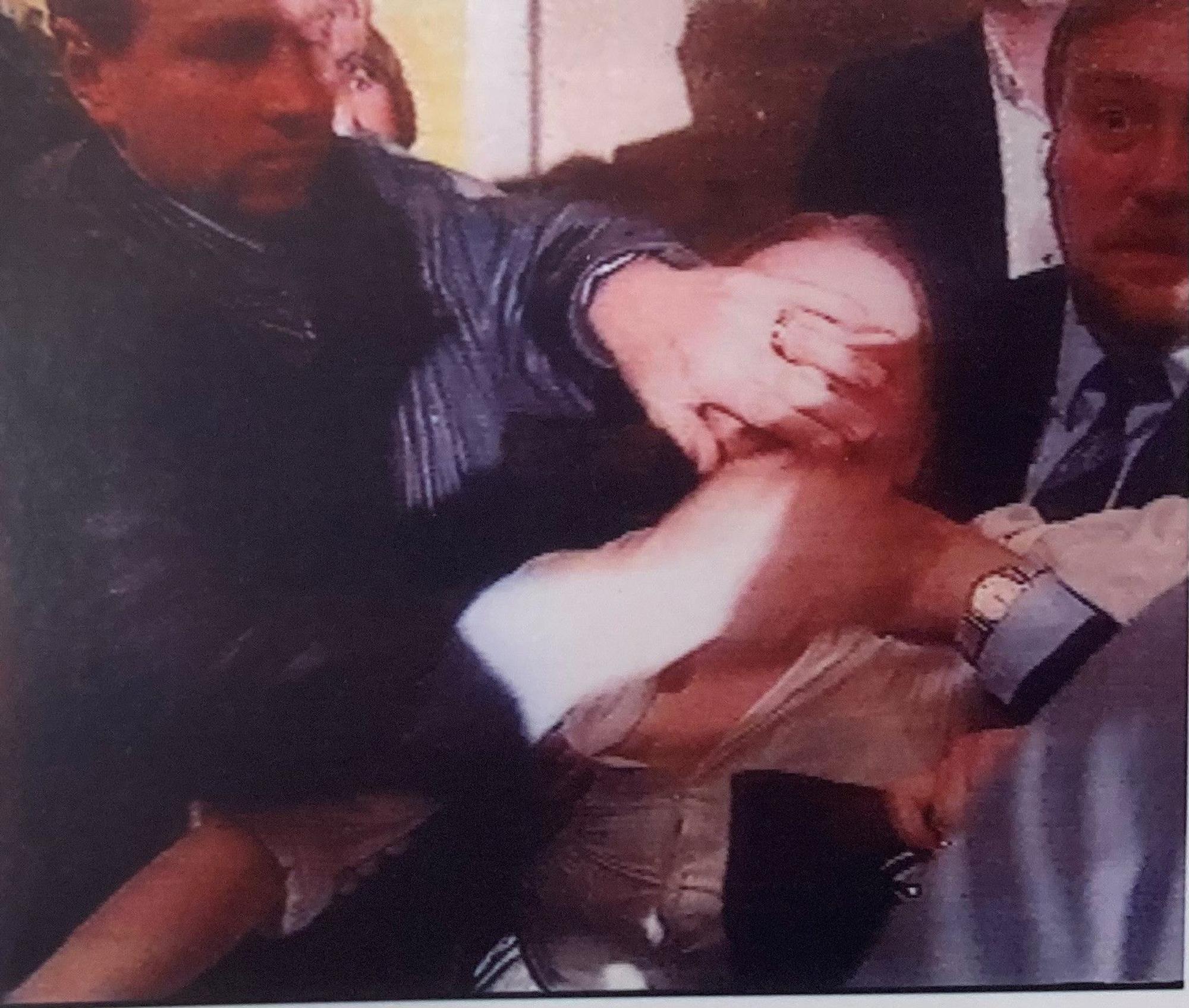Siegfried van Almsick (l.) drückt der überwältigten Attentäterin Adelheid Streidel kurz nach dem Mord-Anschlag auf Oskar Lafontaine seine Hand ins Gesicht.