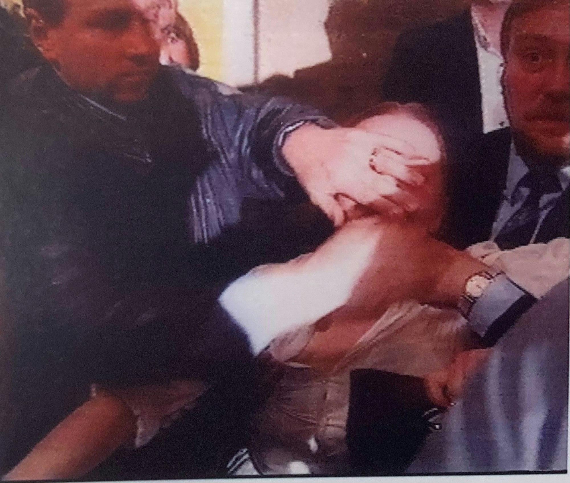 Siegfried van Almsick (l.) drückt der überwältigten Attentäterin Adelheid Streidel kurz nach dem Mord-Anschlag auf Oskar Lafontaine seine Hand ins Gesicht.