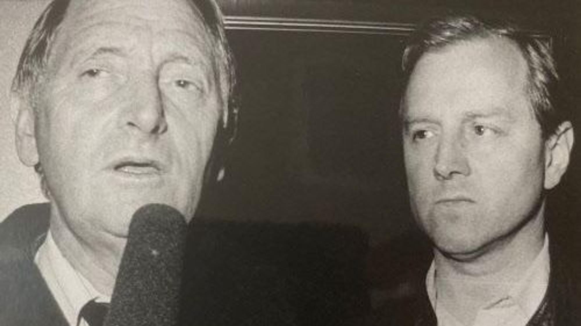 NRW-Innenminister Herbert Schnoor gibt Auskunft nach dem Attentat auf Lafontaine. Siegfried van Almsick (r.) hatte den Minister zuvor über den Tathergang informiert.