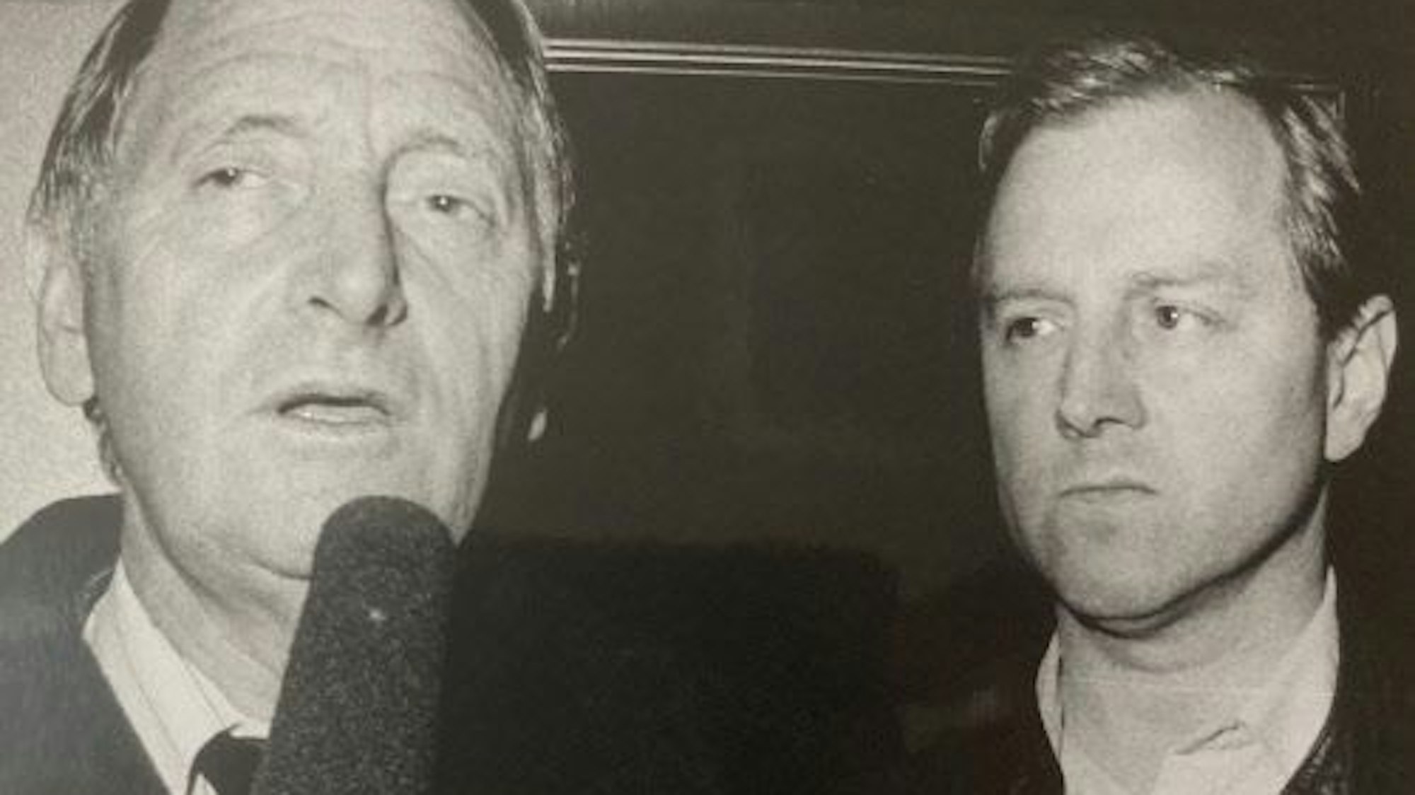 NRW-Innenminister Herbert Schnoor gibt Auskunft nach dem Attentat auf Lafontaine. Siegfried van Almsick (r.) hatte den Minister zuvor über den Tathergang informiert.