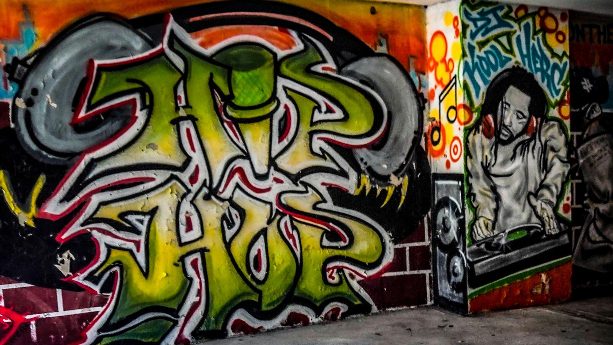 Ein Wandgemälde am Geburtsort des Hip Hop in den Sedgwick Houses in der Bronx zeigt ein Bild des Schöpfers des Genres DJ Kool Herc.