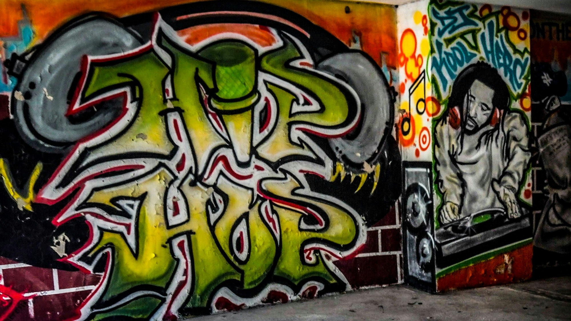 Ein Wandgemälde am Geburtsort des Hip Hop in den Sedgwick Houses in der Bronx zeigt ein Bild des Schöpfers des Genres DJ Kool Herc.