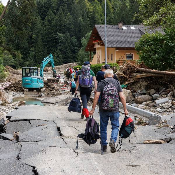 Slowenien, Raduha: Menschen verlassen mit ihrem Hab und Gut ein überschwemmtes Dorf.