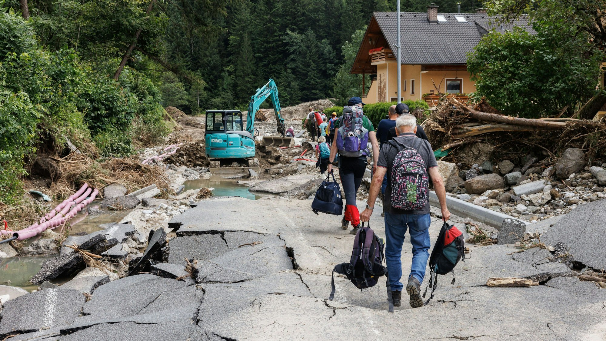 Slowenien, Raduha: Menschen verlassen mit ihrem Hab und Gut ein überschwemmtes Dorf.