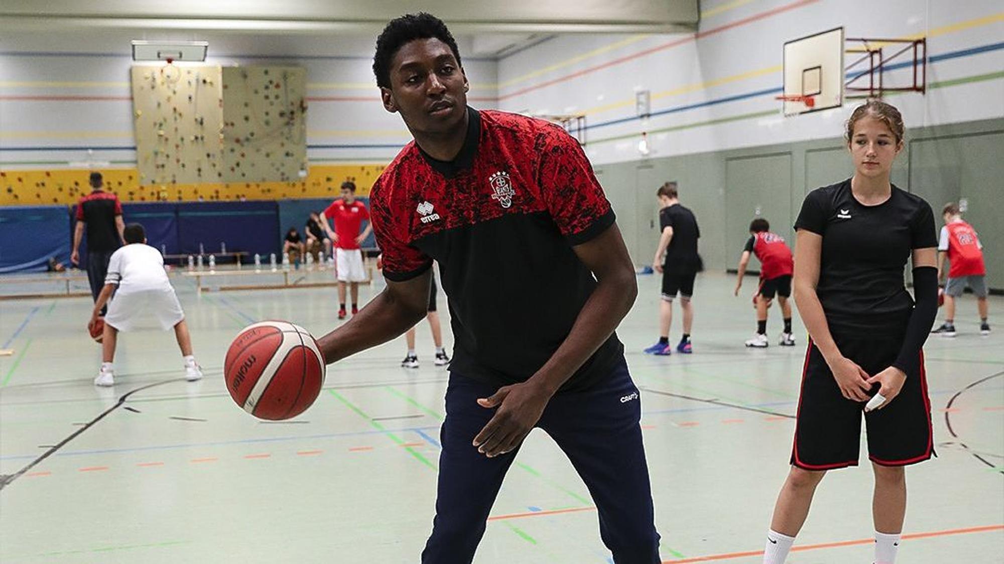 CJ Oldham beim Sommercamp der Bayer Giants
