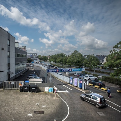 Parkplatz, wollen Investoren ein Hotel und Wohnungen, unten Geschäfte, bauen Foto: Ralf Krieger