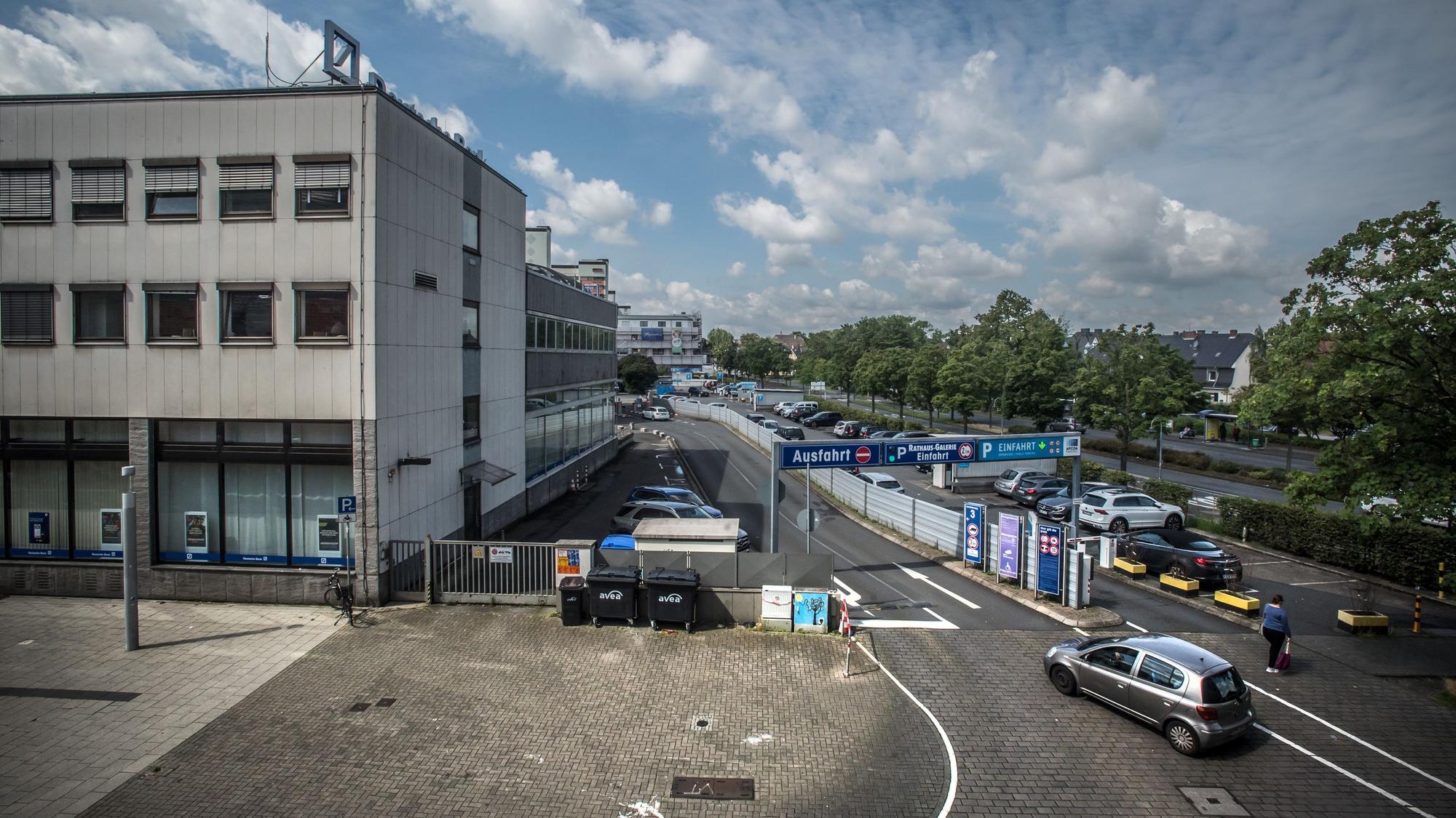 Parkplatz, wollen Investoren ein Hotel und Wohnungen, unten Geschäfte, bauen Foto: Ralf Krieger