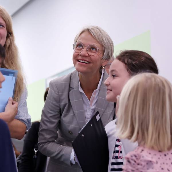 Grundschulkinder mit Schulministerin Dorothee Feller.