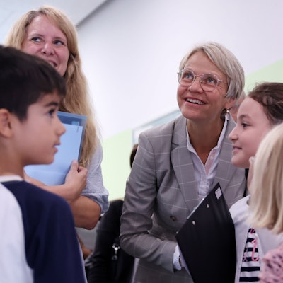 Grundschulkinder mit Schulministerin Dorothee Feller.