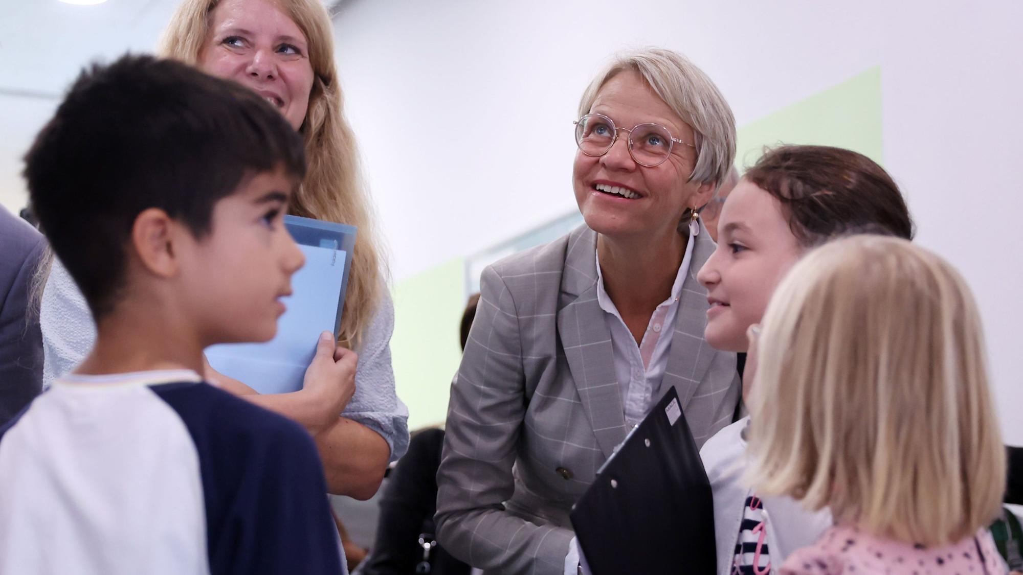 Grundschulkinder mit Schulministerin Dorothee Feller.