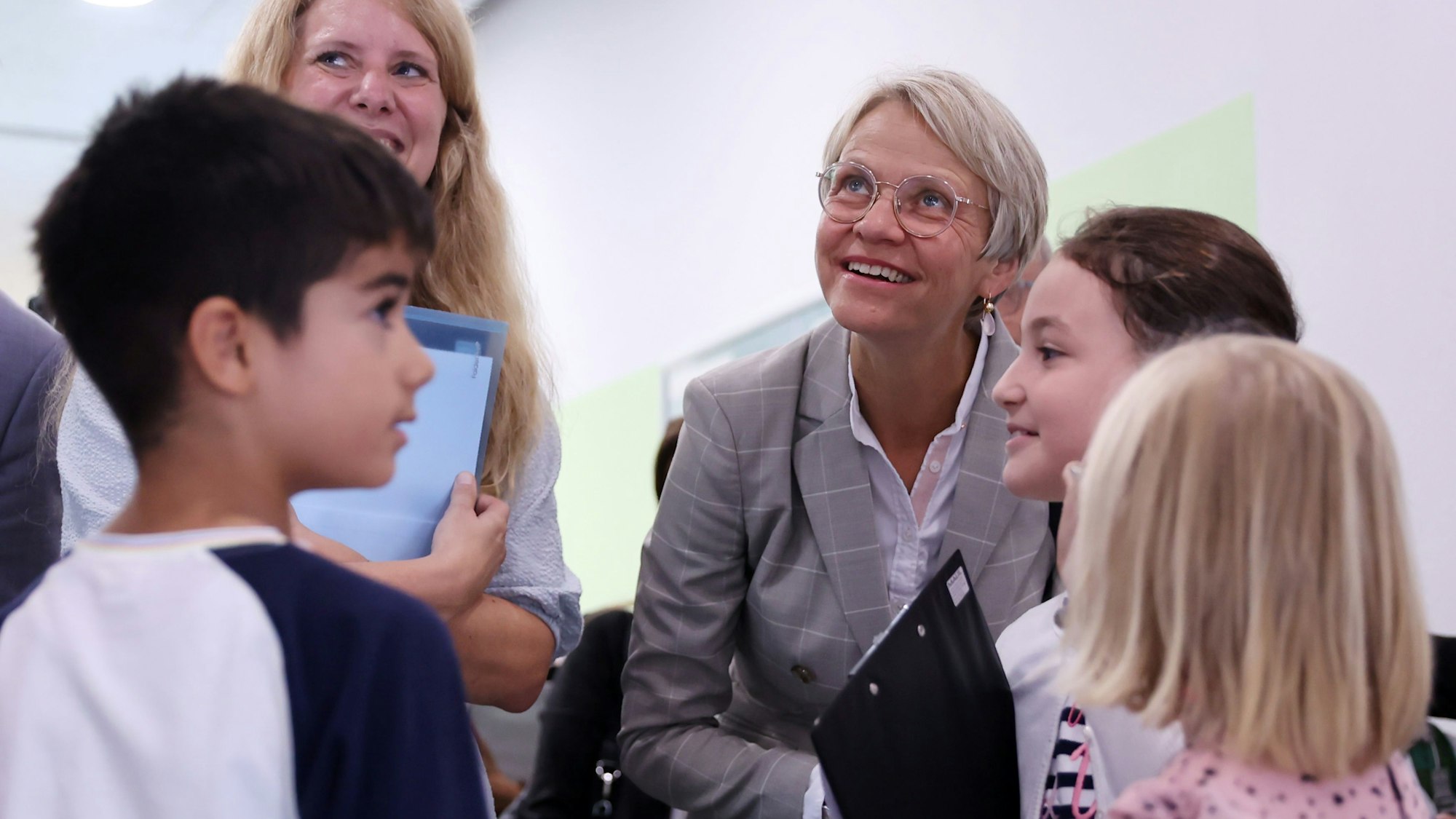 Grundschulkinder mit Schulministerin Dorothee Feller.