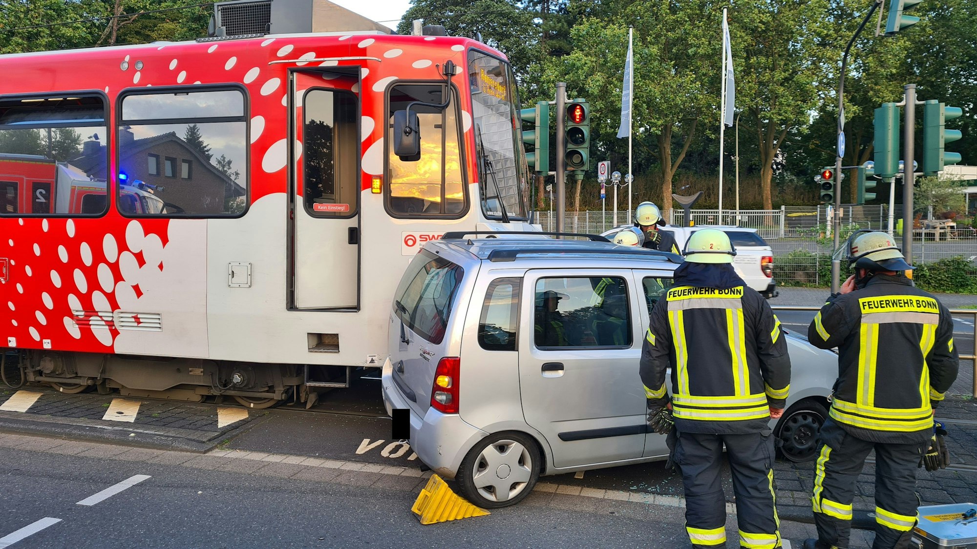 Der Pkw wurde auf dem Kreuzungsbereich in Bonn-Beuel von der Stadtbahn erfasst.