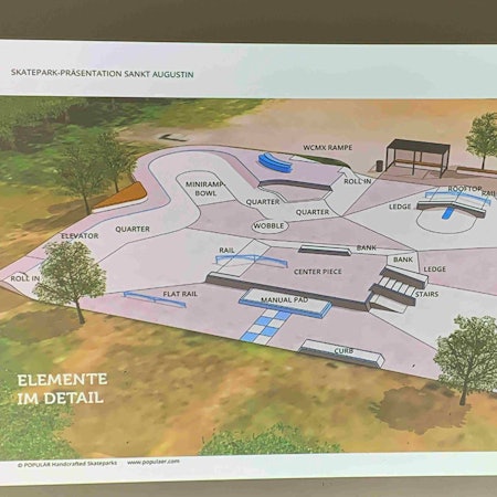 Der neue Skatepark in Sankt Augustin ist von grünen Bäumen umrandet.