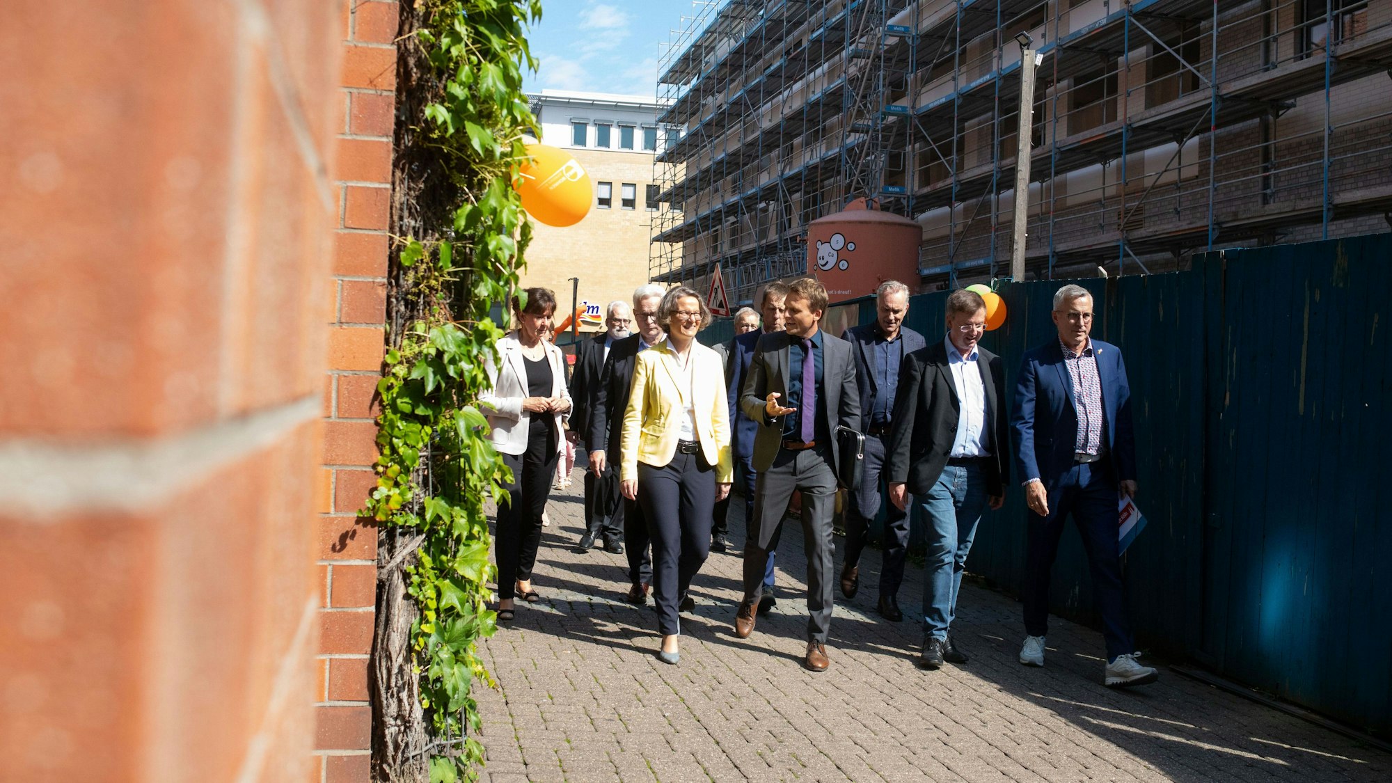 NRW-Bauministerin Ina Scharrenbach im Gespäch mit Friedrich Sahle.