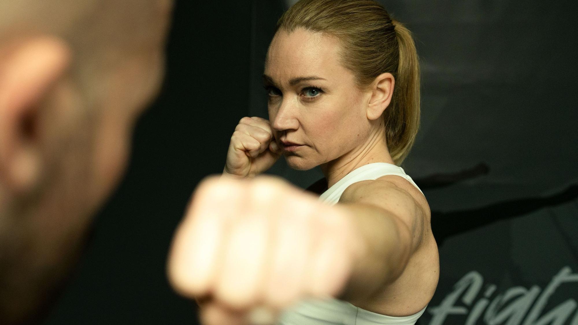 Sarah Kohr (Lisa Maria Potthoff) streckt die Faust in die Kamera.