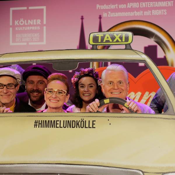 Zahlreiche Darsteller in einer Taxi-Kulisse