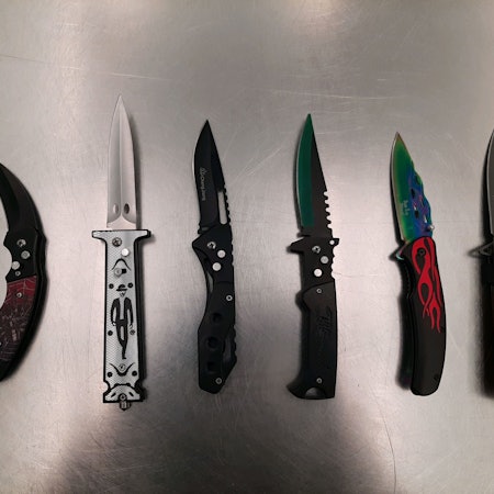 Sichergestellte Springmesser am Flughafen Köln/Bonn.