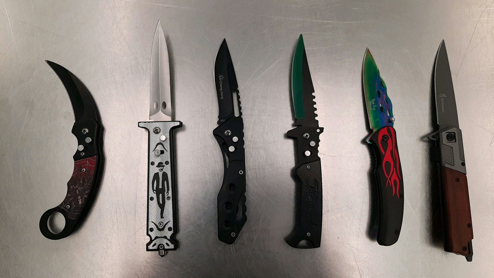 Sichergestellte Springmesser am Flughafen Köln/Bonn.