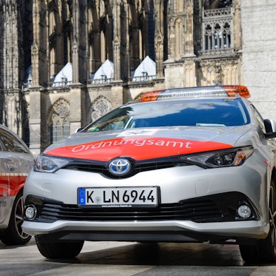 Einsatzfahrzeuge des Kölner Ordnungsamtes mit Warnleuchten auf dem Dach