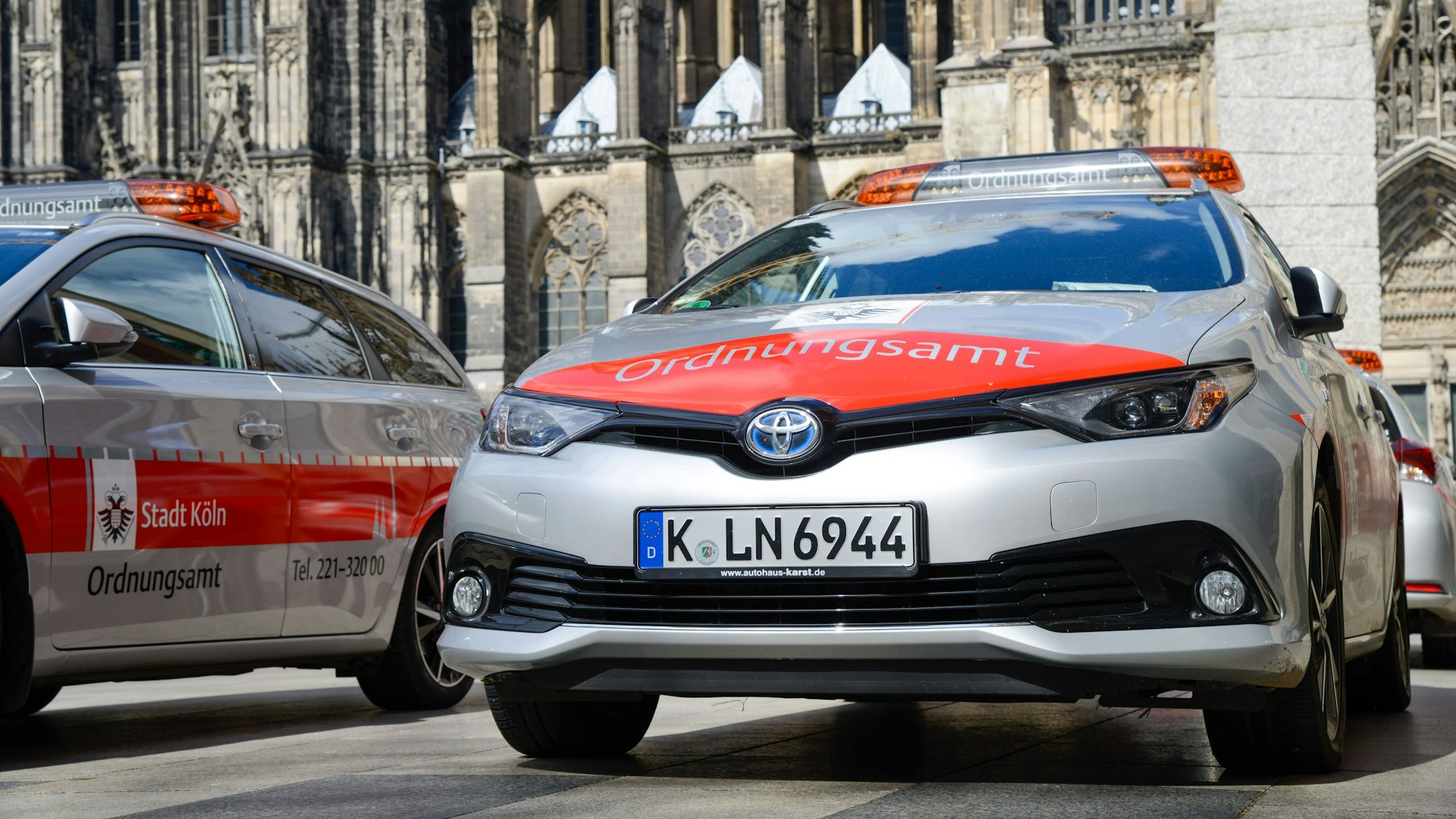 Einsatzfahrzeuge des Kölner Ordnungsamtes mit Warnleuchten auf dem Dach
