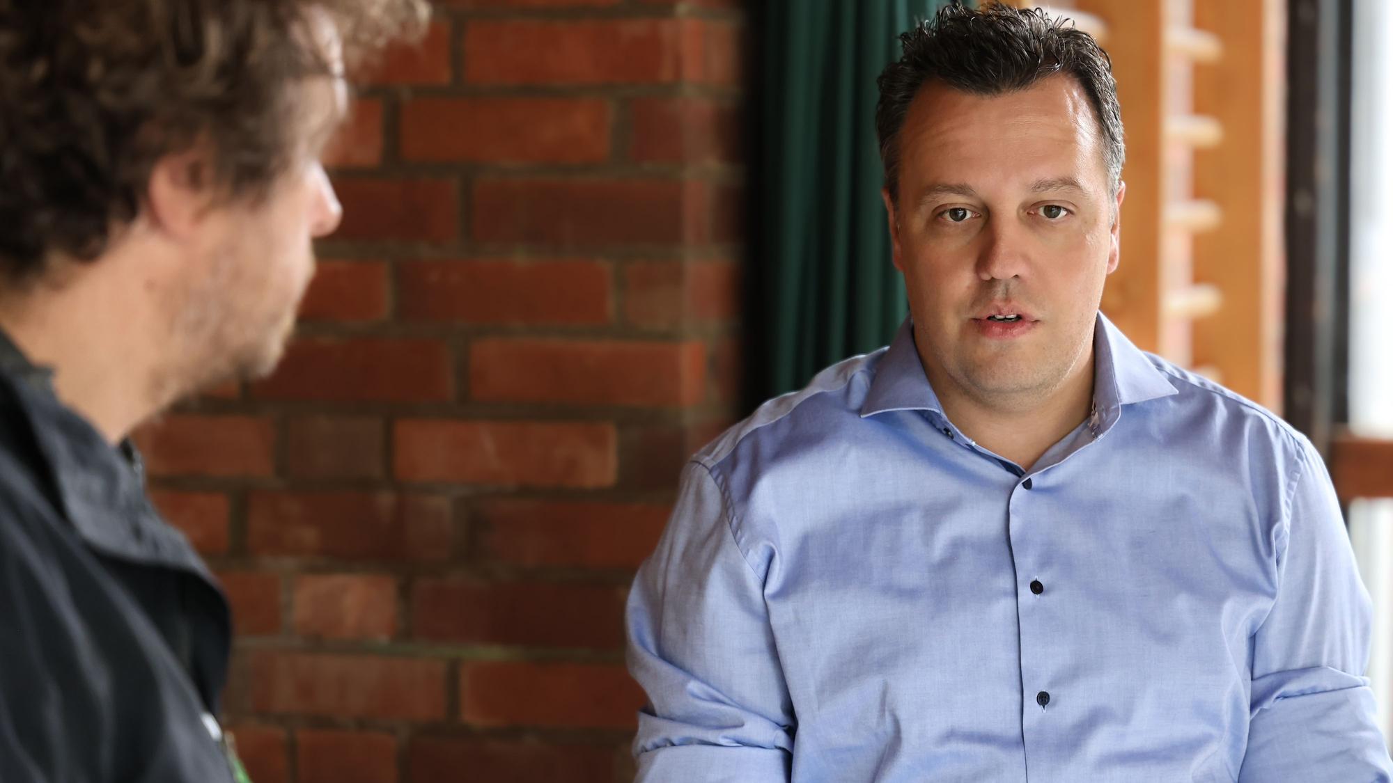 Euskirchens Bürgermeister Sacha Reichelt ist sichtlich mitgenommen, wenn er an die Flutkatastrophe denkt.