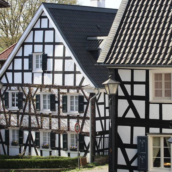 Blick auf zwei urige Fachwerkhäuser