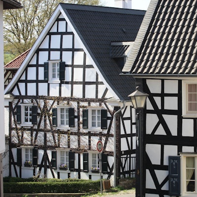 Blick auf zwei urige Fachwerkhäuser