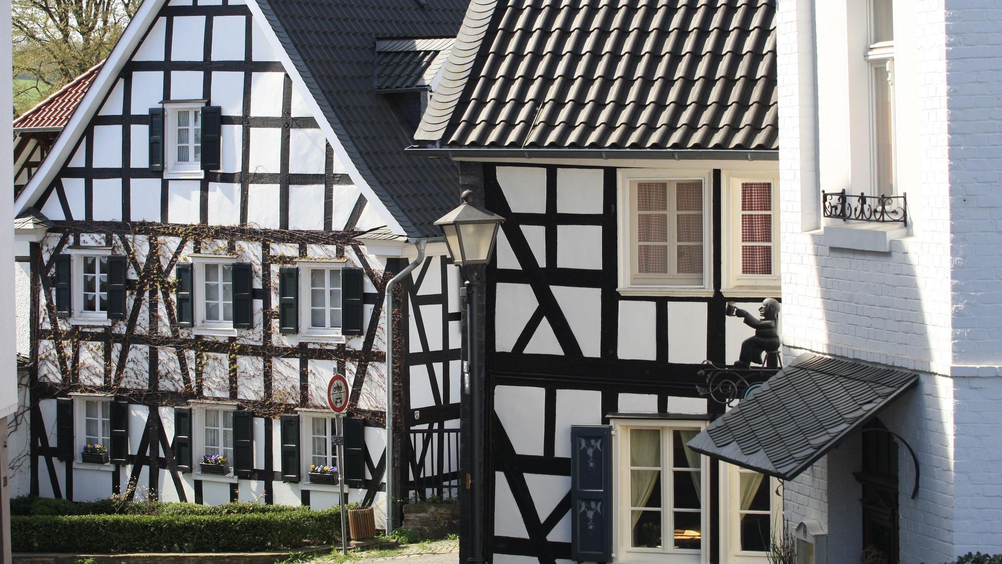 Blick auf zwei urige Fachwerkhäuser