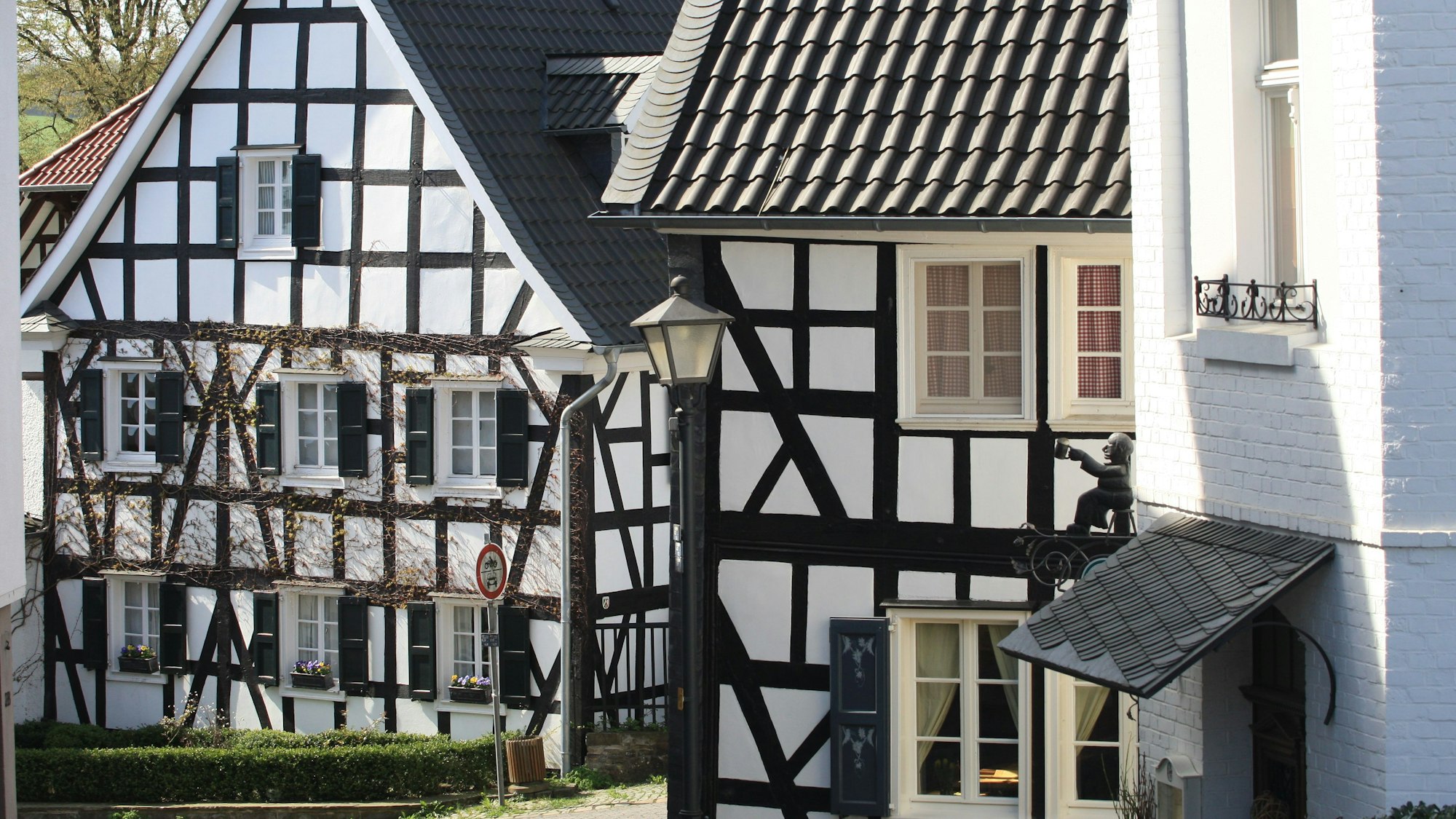 Blick auf zwei urige Fachwerkhäuser