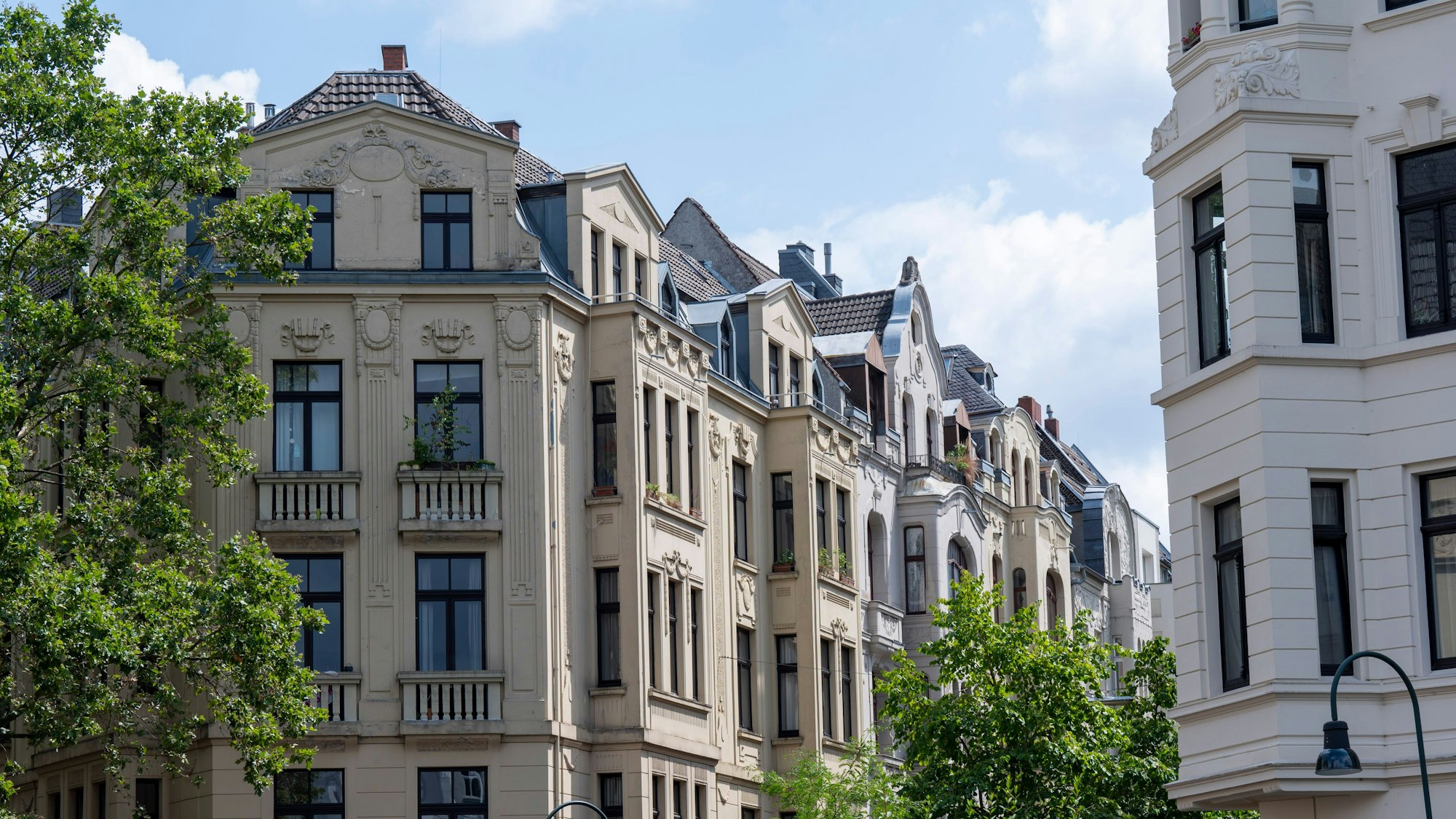 25.07.2023, Köln: Das Wohnen in Altbauten ist beliebt. Agnesviertel Foto: Uwe Weiser