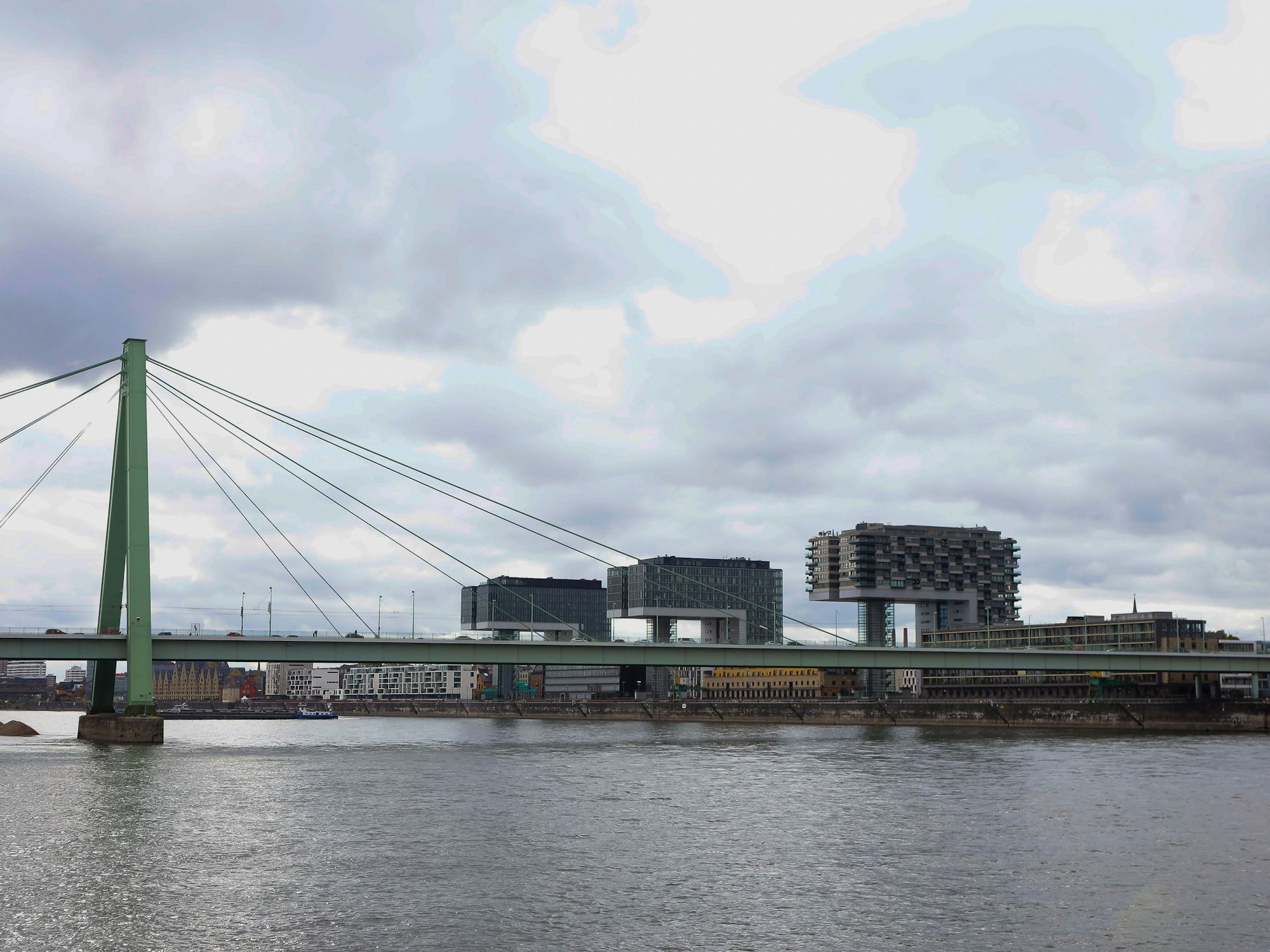 Blick auf die Severinsbrücke mit den Kranhäusern im Hintergrund.