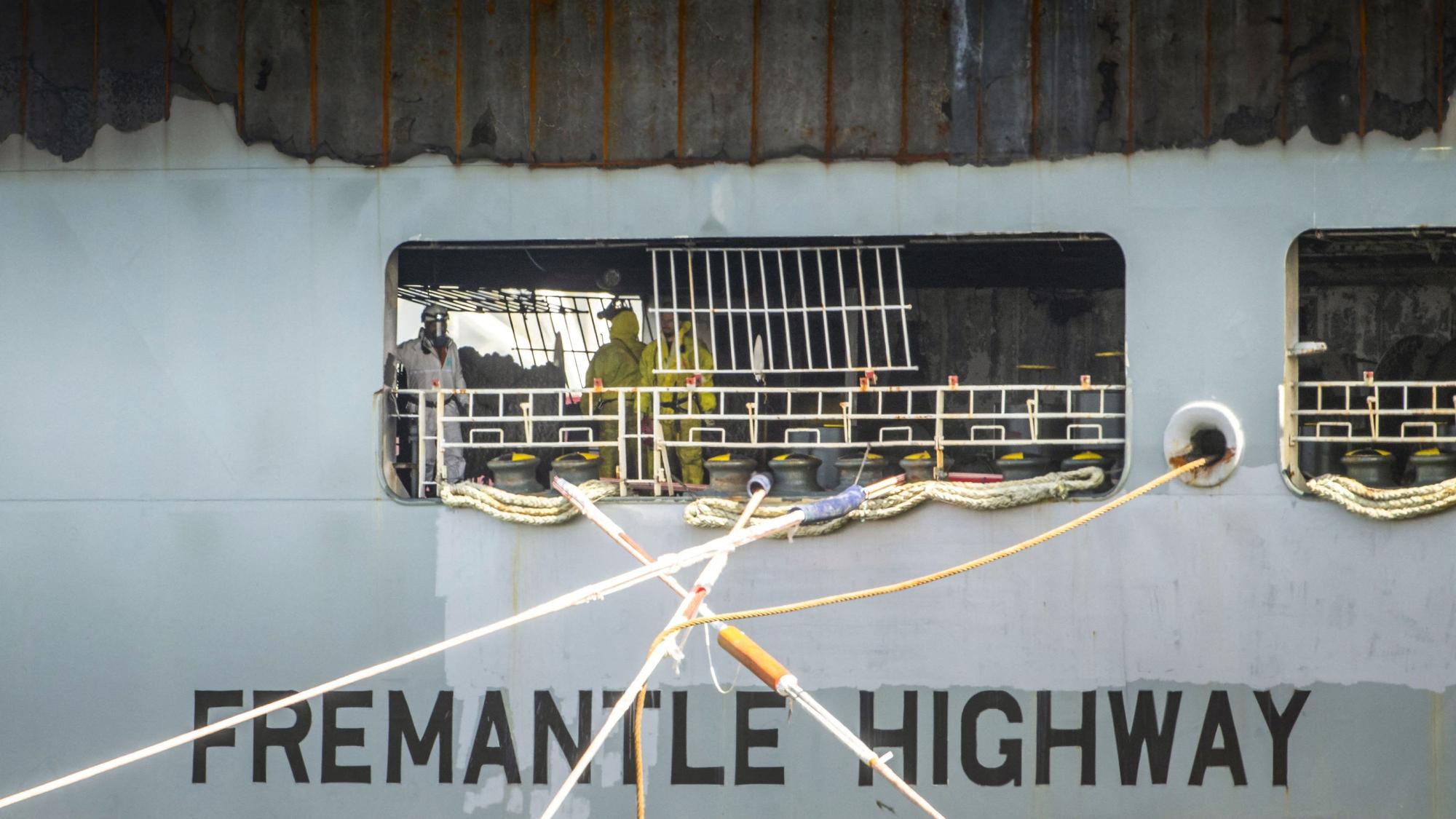 Brandermittler untersuchen die havarierte „Fremantle Highway“ im Hafen von Eemshaven. Aus dem Frachter müssen alleine 1600 Tonnen Schweröl abgepumpt werden.