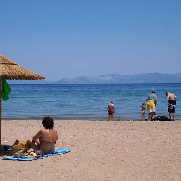 ARCHIV - 22.07.2022, Griechenland, Rafina: Menschen genießen den Tag am Meer in der Stadt Rafina, östlich von Athen.