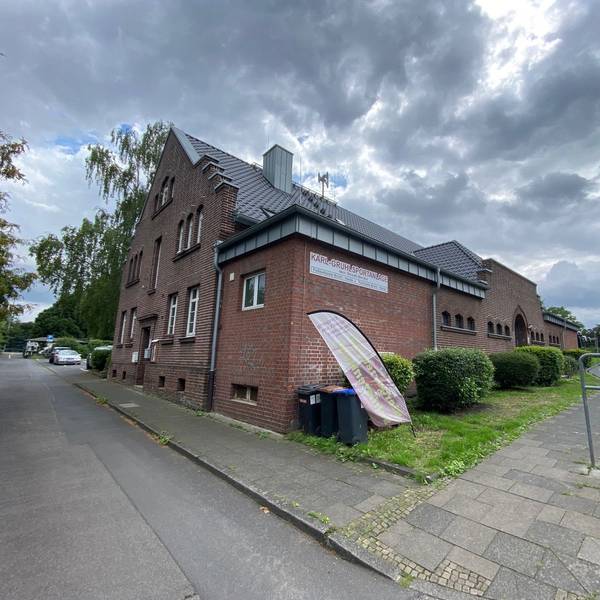 Die Turnhalle in Brühl-Heide ist ein alter Bau aus weinrotem Backstein.