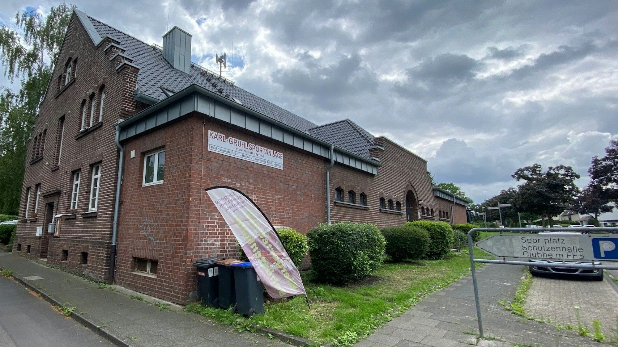 Die Turnhalle in Brühl-Heide ist ein alter Bau aus weinrotem Backstein.