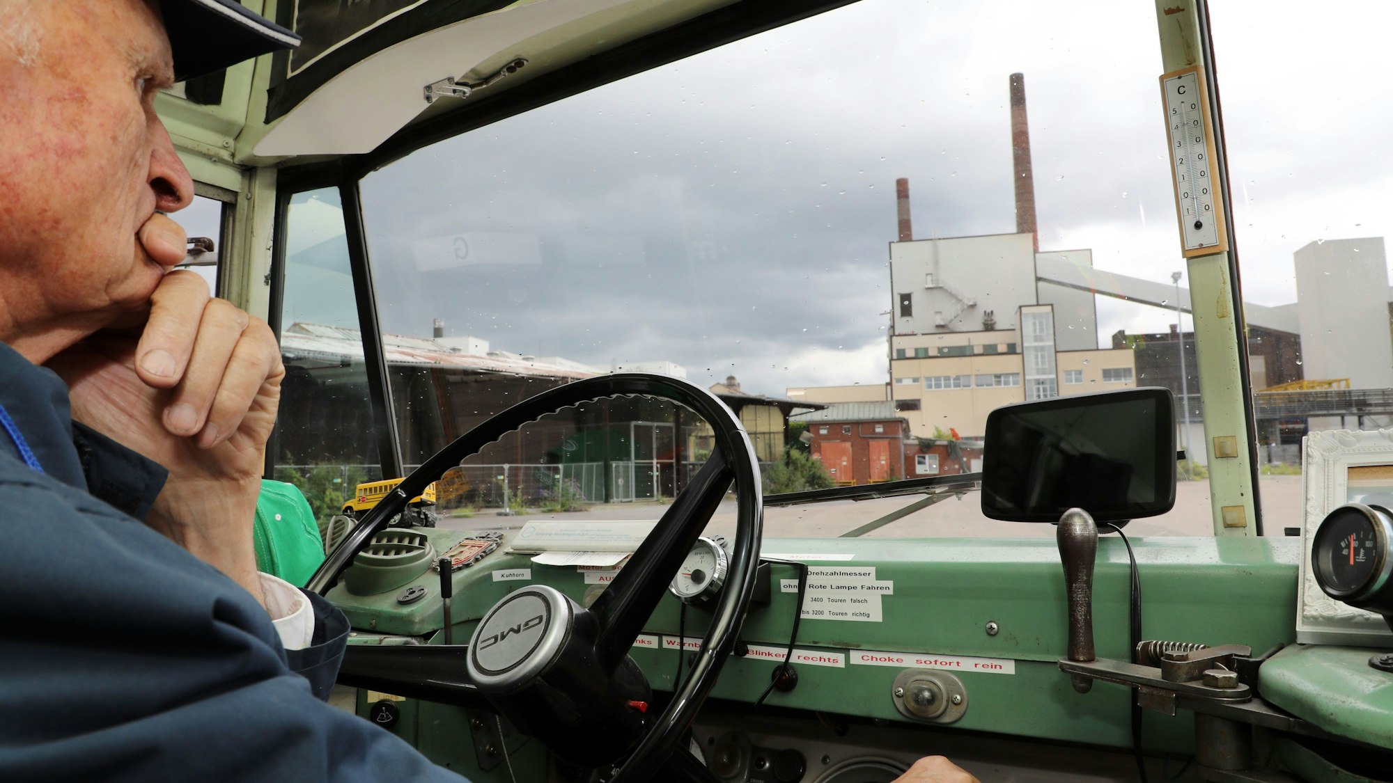 Ein Busfahrer fährt mit einem historischen Bus über das Zanders-Gelände in Bergisch Gladbach in Richtung des dortigen Kraftwerks.